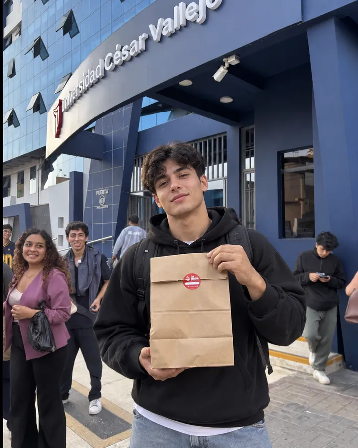 Cliente con su pedido de La Muñe frente a la Universidad César Vallejo