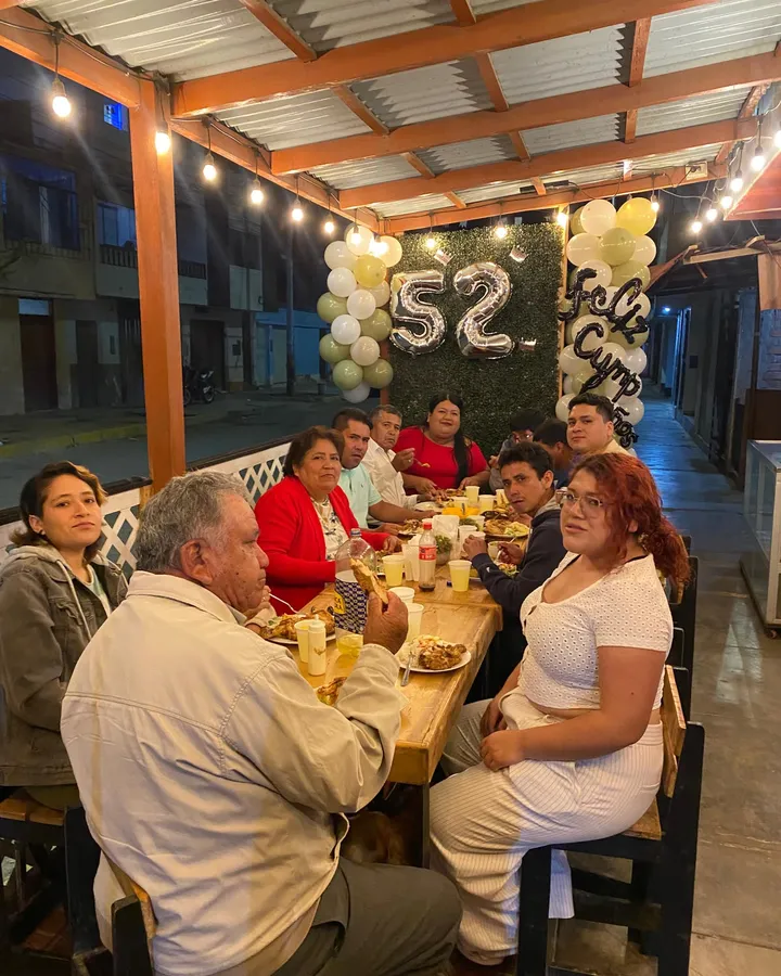 Familia celebrando un cumpleaños en el local de La Muñe